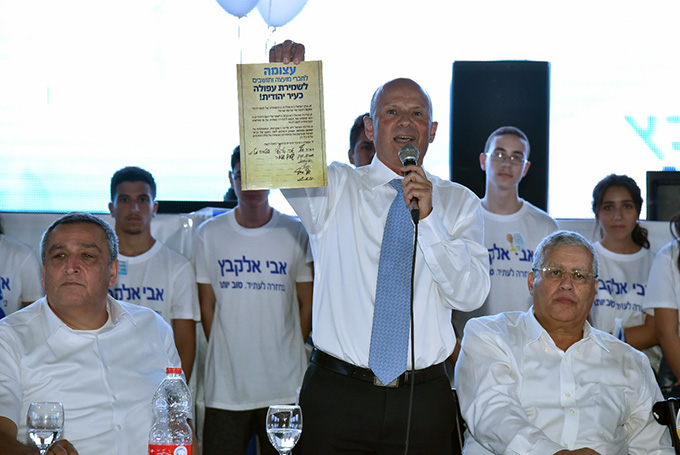כאלף אנשים בהרמת הכוסית לחג של אבי אלקבץ